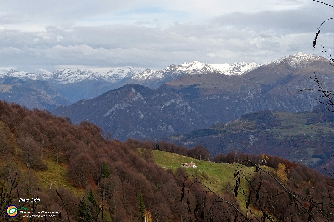 83 Vista verso Baita Sornadello e la Valle Brembana.JPG